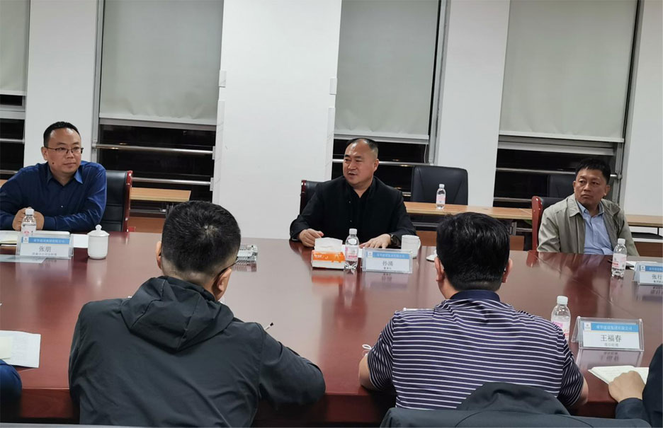 孫涌董事長(zhǎng)蒞臨濟(jì)南分公司視察指導(dǎo)工作10月13日，集團(tuán)公司董事長(zhǎng)孫涌蒞臨濟(jì)南分公司視察指導(dǎo)工作，副總裁兼總工程師張行良陪同視察。 13日下午，孫涌董事長(zhǎng)來(lái)到濟(jì)南分公司駐地，與濟(jì)南分公司總經(jīng)理張朋、項(xiàng)目(圖1)